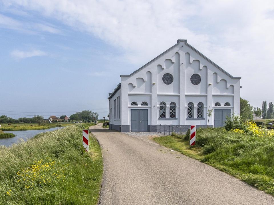 Buitenaanzicht van Gemaal Eilandspolder met mooi weer